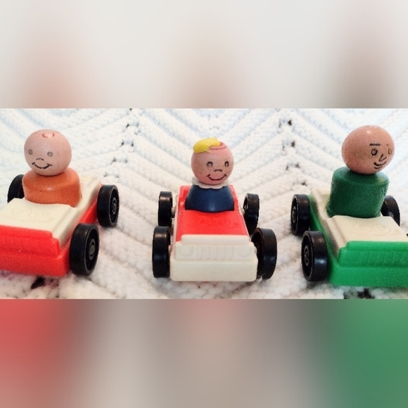 Vintage Fisher Price  Little People #930 Family Action Garage 5 Cars 3 Wood Ppl - Picture 4 of 9